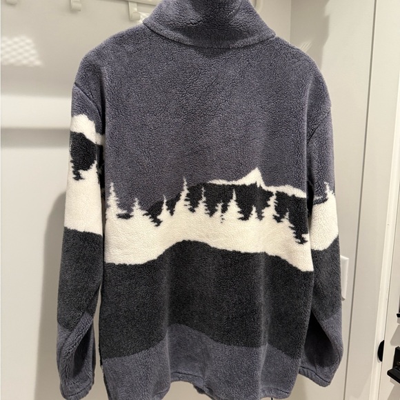 Wolf Print Fleece sweater - Picture 2 of 3